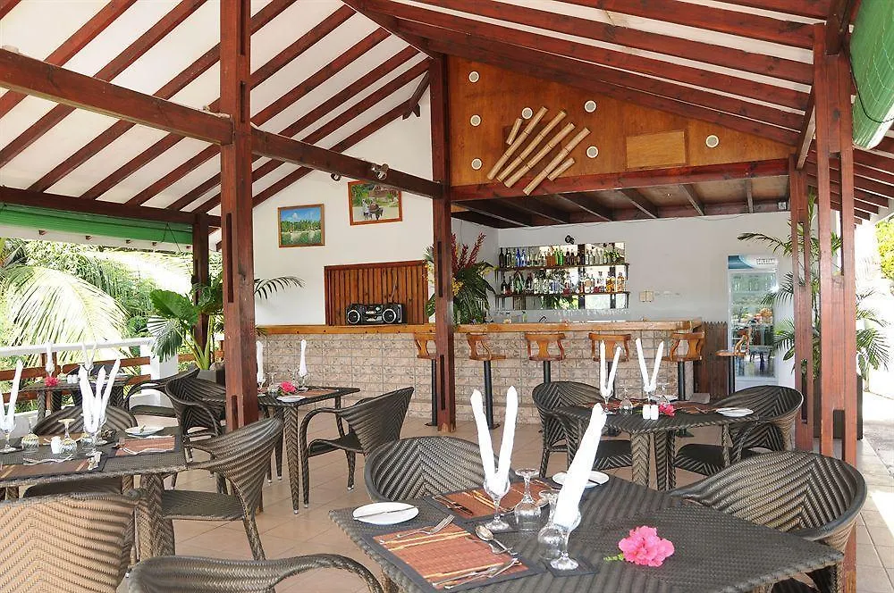 Edens Holiday Villas Port Glaud 3*,